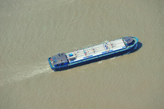 Barca nel fiume Huangpu a Shanghai