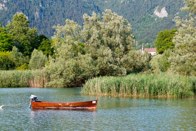 Barca nel lago