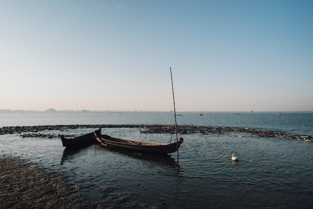 barca nella scena del lago