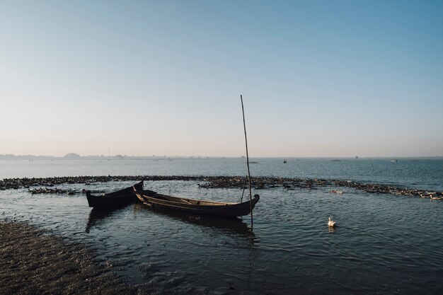 barca nella scena del lago