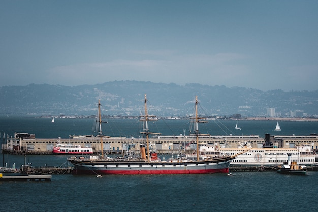 Barca rossa e bianca sul mare durante il giorno