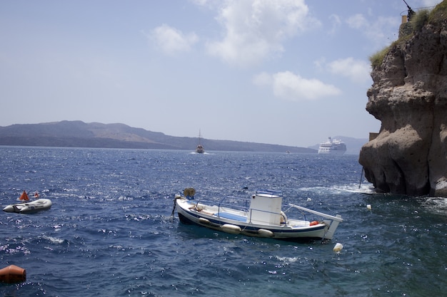 Barca sul corpo idrico vicino all'isola