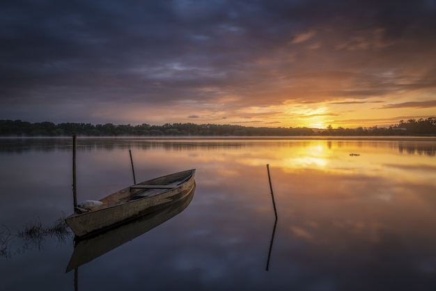 Barca sulla riva all'alba