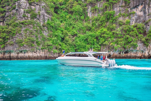 Barca veloce sul mare delle Andamane, Phi Phi island in Krabi.Thailandia.