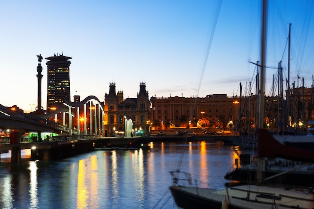 Barcellona durante il tramonto Spagna