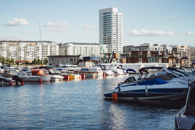 barche a vela e yacht sul molo a Stoccolma davanti al centro della città