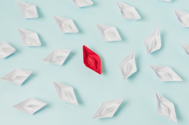 Barche di origami che rappresentano il concetto di leadership