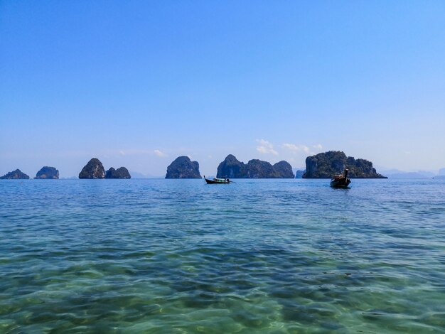 Barche in acqua di mare limpida in giornata di sole