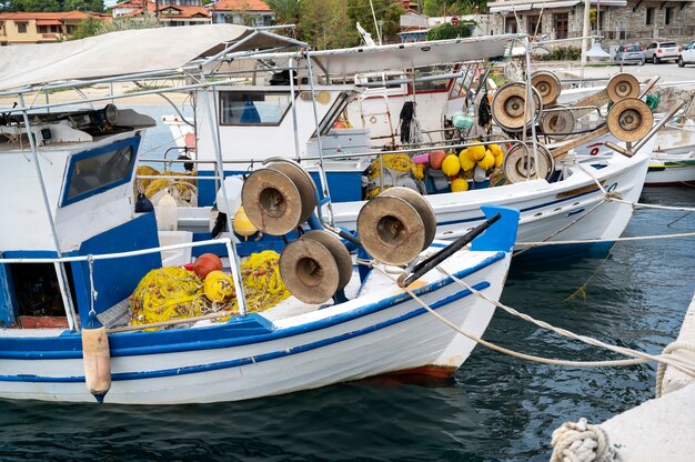 Barche ormeggiate con un sacco di accessori per la pesca nel porto marittimo, Mar Egeo a Ormos Panagias, Grecia