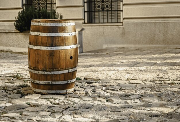 Barile di legno sul marciapiede davanti a un edificio