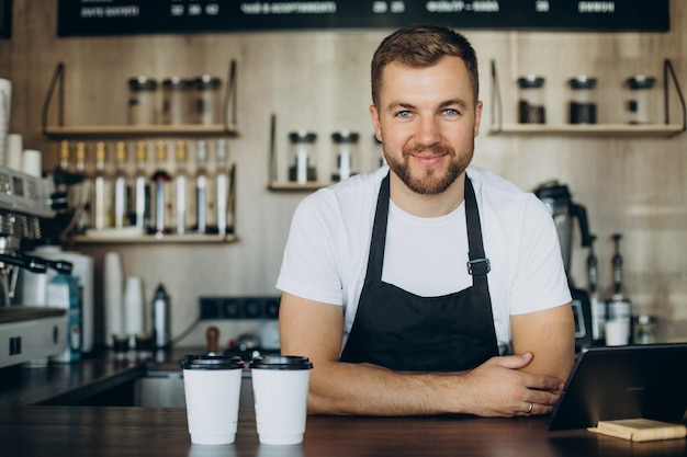 Barista al bancone di una caffetteria