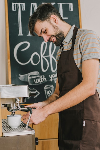 Barista allegro che versa caffè