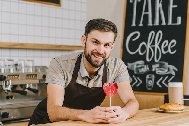 Barista bello con lecca-lecca