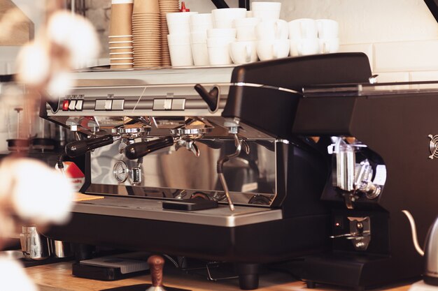 Barista, caffè, preparazione del caffè, concetto di preparazione e servizio