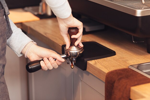 Barista, caffè, preparazione del caffè, concetto di preparazione e servizio