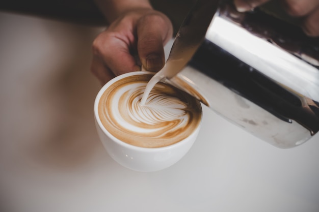 Barista che fa il cappuccino.