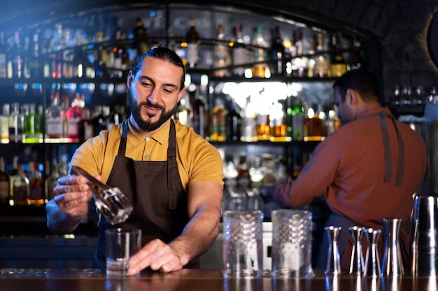 Barista che lavora in un club