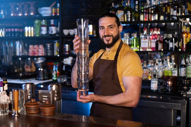 Barista che lavora in un club