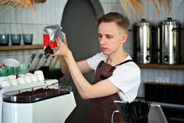 Barista che prepara bevande