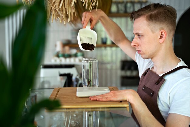 Barista che prepara bevande