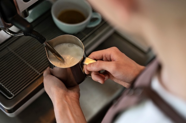 Barista che prepara bevande