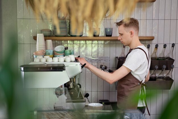 Barista che prepara bevande