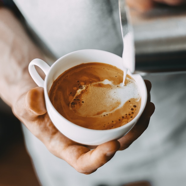 Barista che prepara cappuccino classico