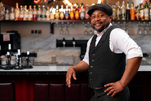 Barista che prepara drink al bar