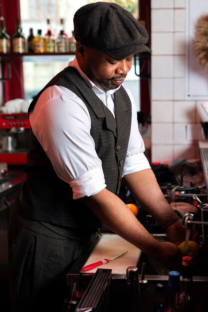 Barista che prepara drink al bar