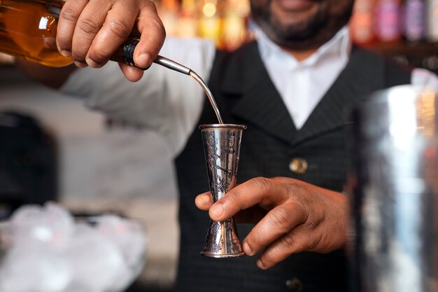 Barista che prepara drink al bar