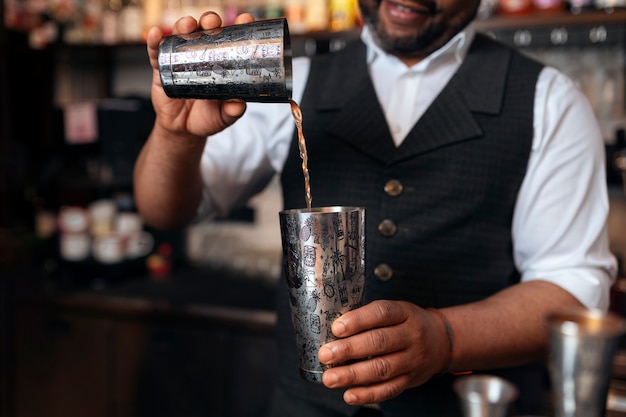 Barista che prepara drink al bar