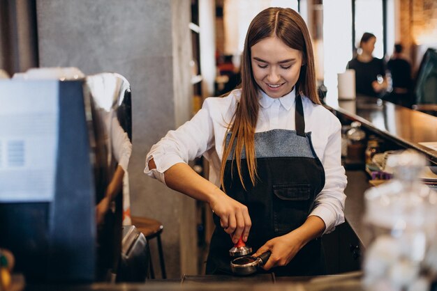 Barista che prepara il caffè in una caffetteria