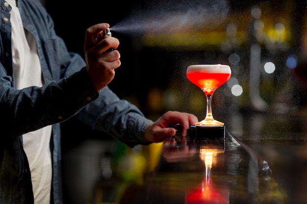 Barista che prepara un cocktail rinfrescante