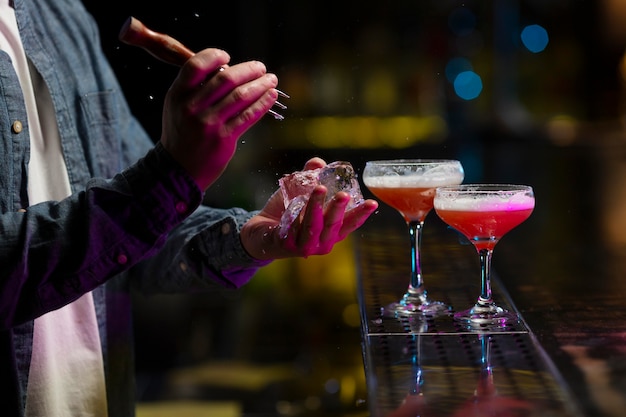 Barista che prepara un cocktail rinfrescante