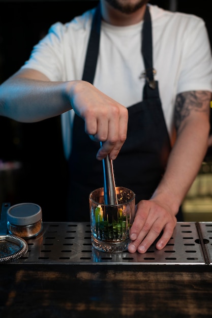 Barista che prepara un delizioso cocktail