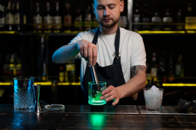 Barista che prepara un delizioso cocktail