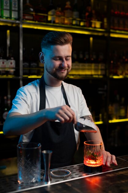 Barista che prepara un delizioso cocktail