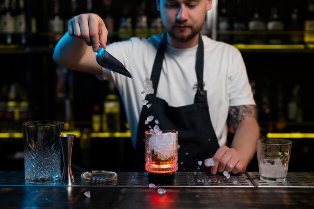 Barista che prepara un delizioso cocktail