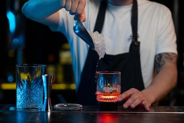 Barista che prepara un delizioso cocktail