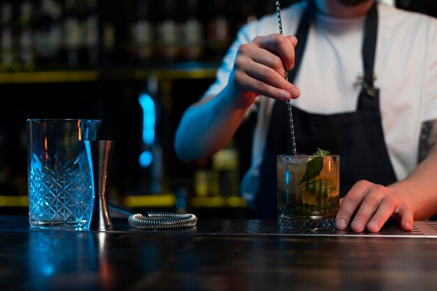 Barista che prepara un delizioso cocktail