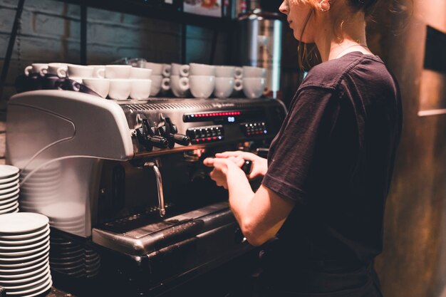 Barista del raccolto che prepara caffè