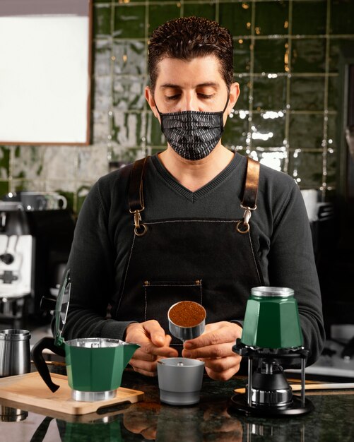 Barista di tiro medio che prepara il caffè
