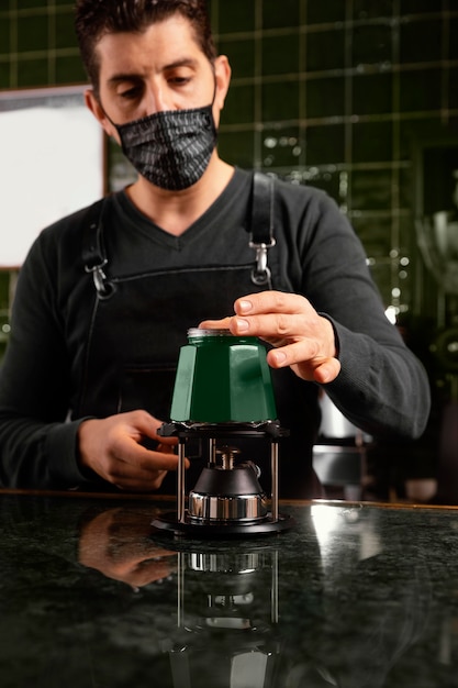 Barista di tiro medio che prepara il caffè