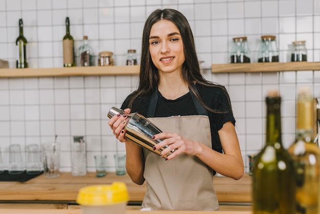 Barista femminile con shaker