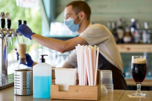 Barista maschio al lavoro con maschera