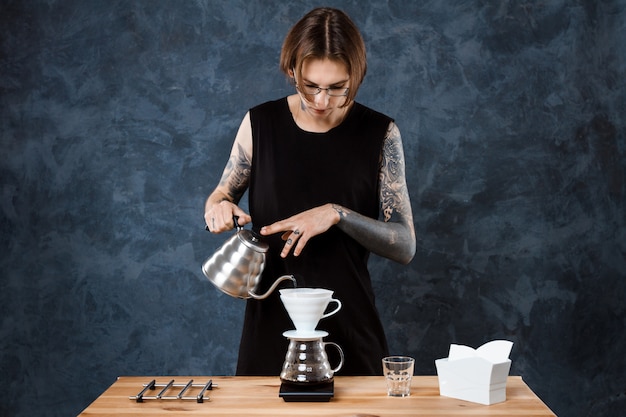 Barista maschio che prepara caffè