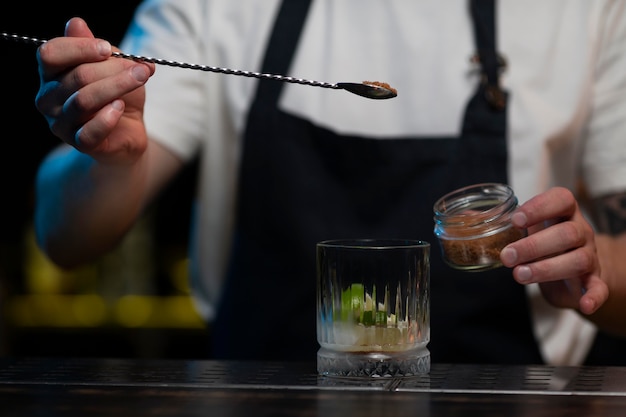 Barista maschio che prepara un delizioso cocktail