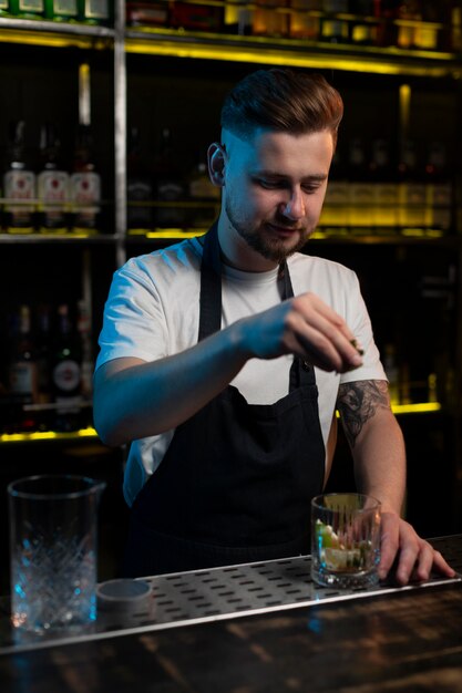 Barista maschio che prepara un delizioso cocktail