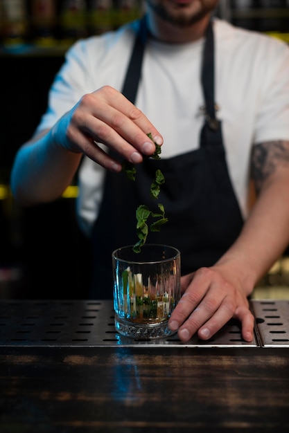 Barista maschio che prepara un delizioso cocktail