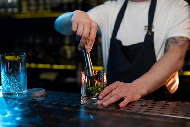 Barista maschio che prepara un delizioso cocktail